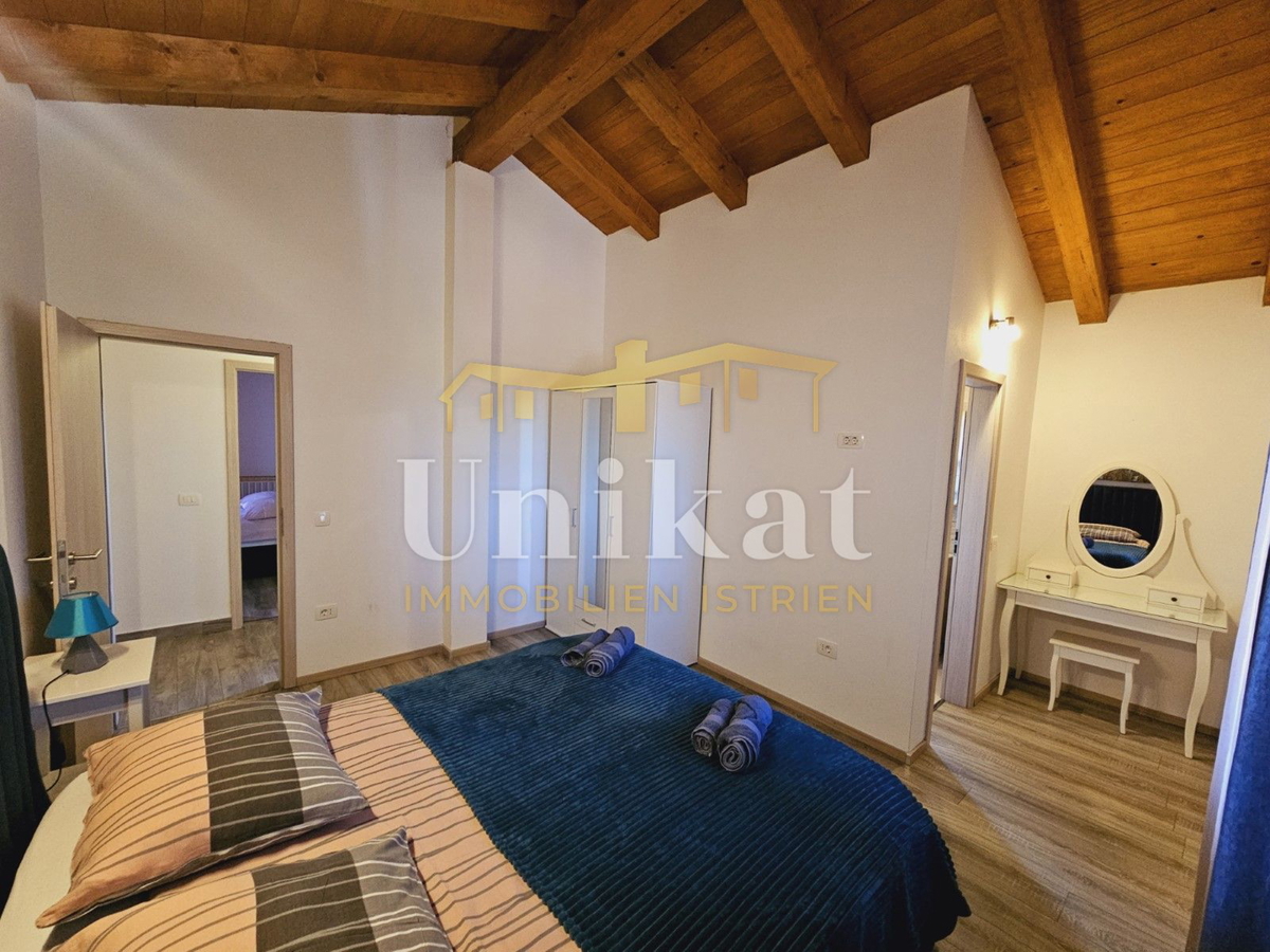 Posest z obnovljeno kamnito hišo, vrtom in bazenom